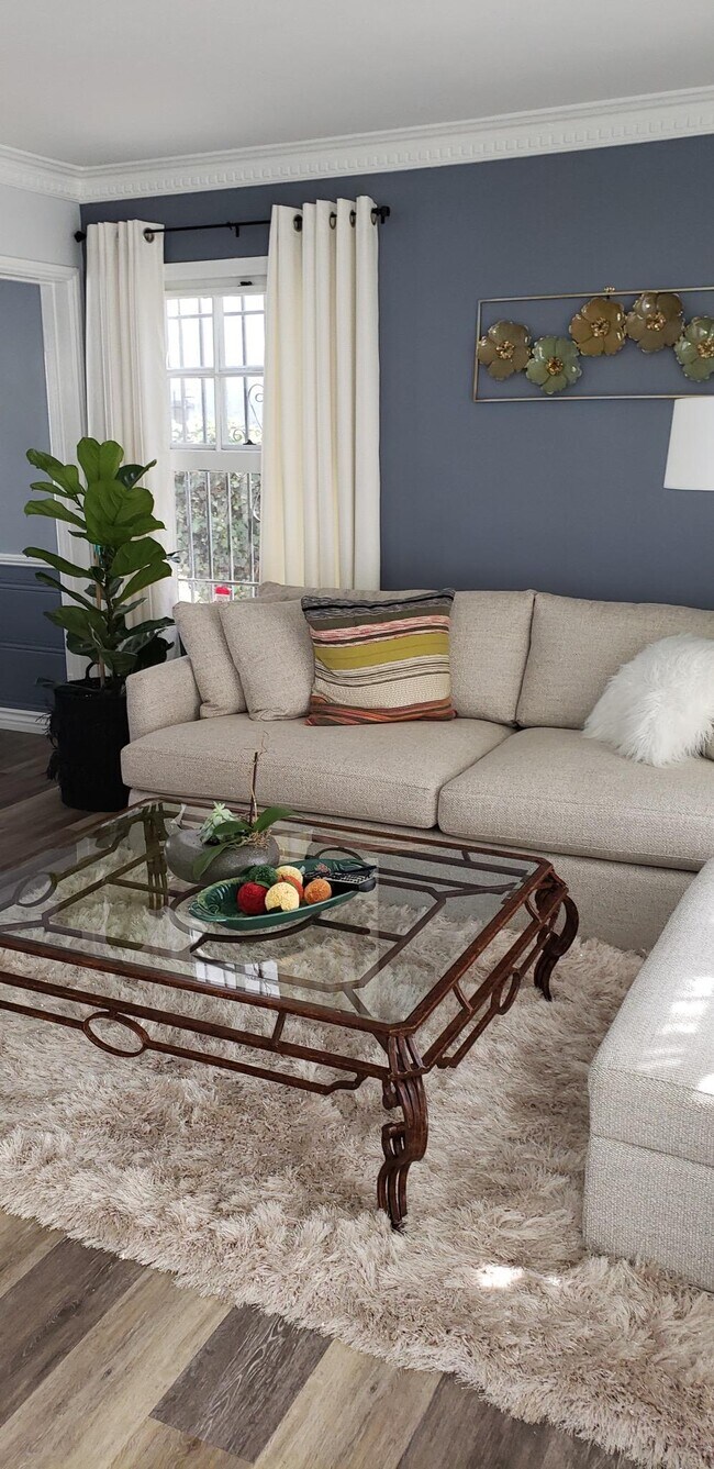 living room - 116 1/2 S Kenmore Ave