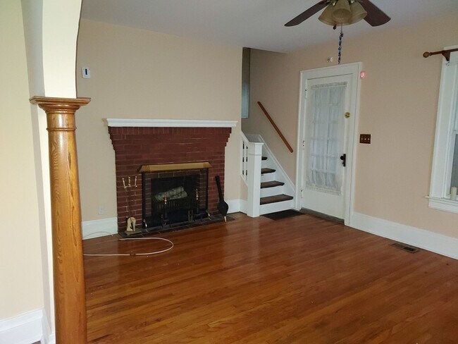 Building Photo - 2 Bed 1 Bath House