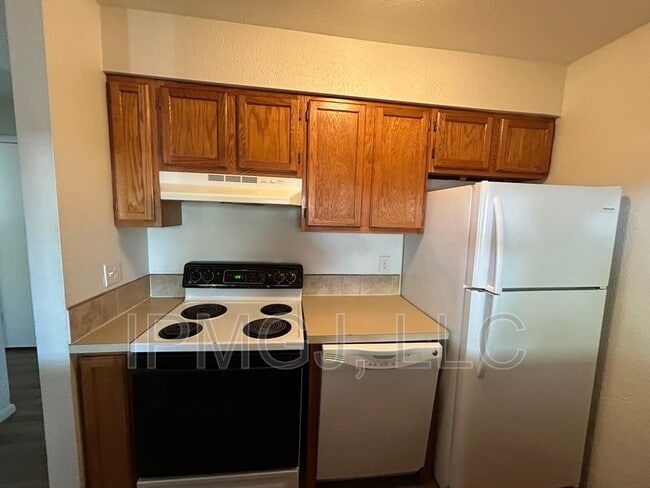 Building Photo - 560 N Sparn St
