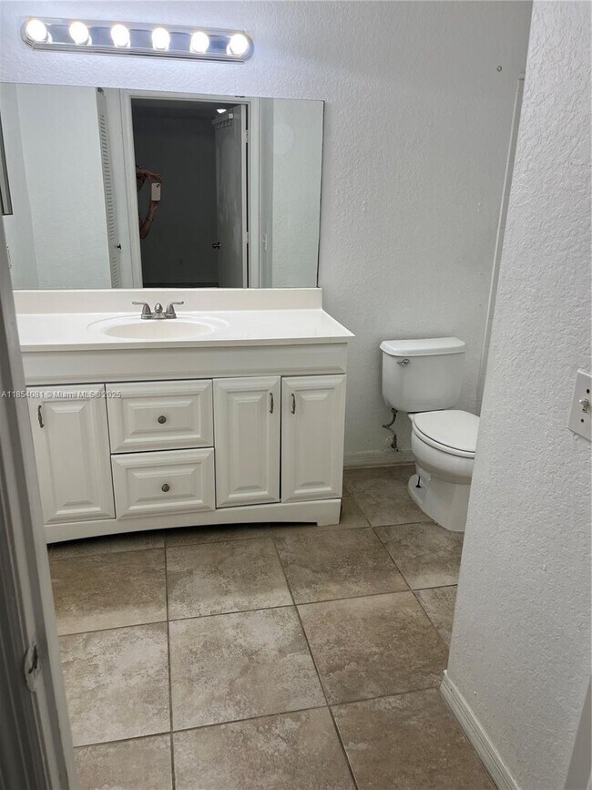 Building Photo - 437 Vista Isles Dr