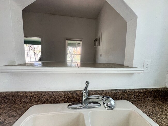 Building Photo - 1105 N 12th St