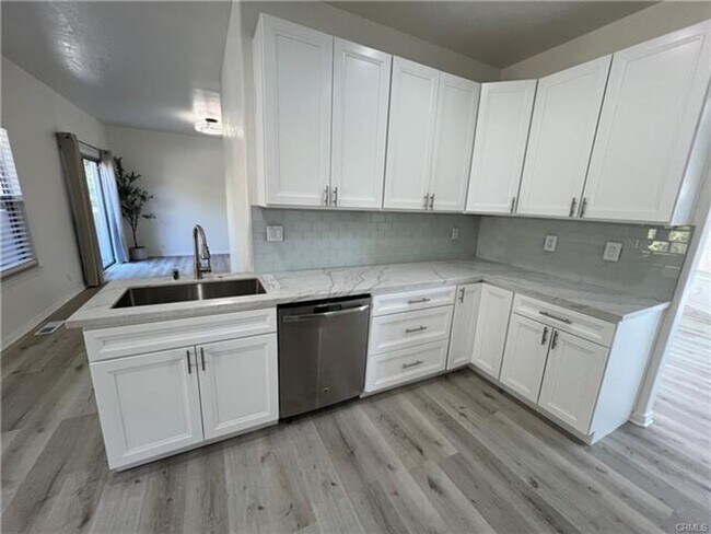 Foto del edificio - Welcome to this beautifully remodeled home