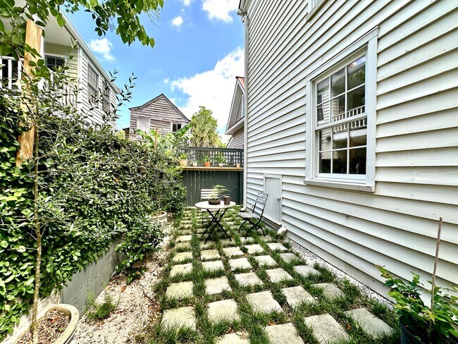 Building Photo - 3 Bedroom 2.5 Bath House in the hip Elliot...