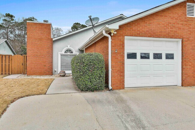 Building Photo - Immaculate 2bed/2ba in Fayetteville with Lawn Care Included