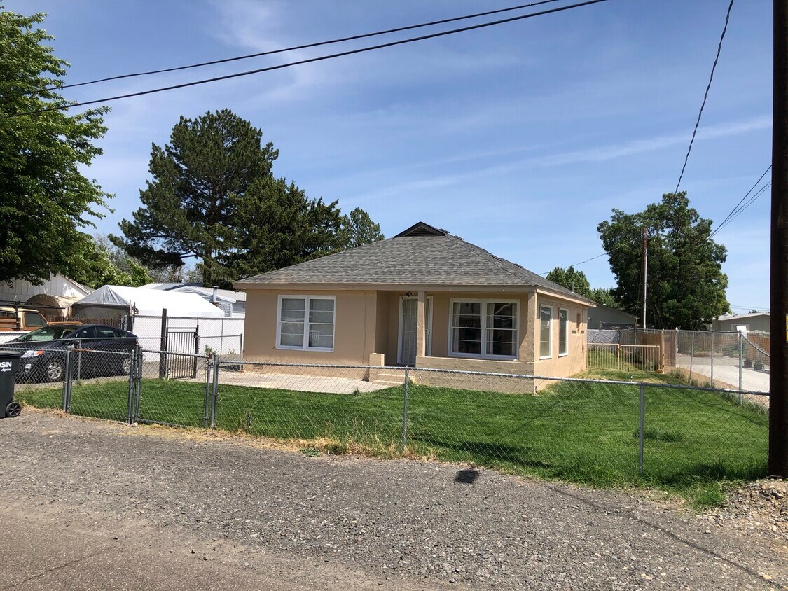 212 S 39th Ave, West Richland, WA 99353 House Rental in West Richland