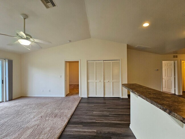 Foto del edificio - 2 Bedroom + Den Duplex