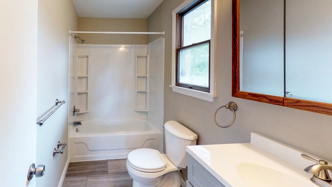 Building Photo - #027 - 24 Fox Chase