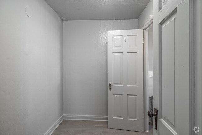 Studio - 379SF - Bonus Room - 1312 Cleveland Ave NW