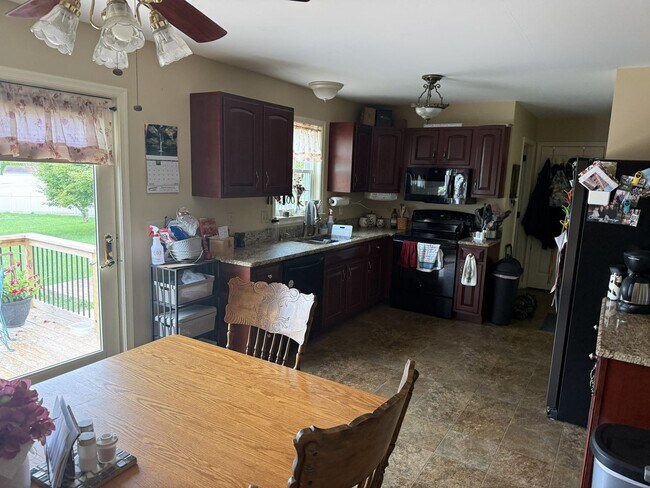 Foto del edificio - 1223 E Newport Rd