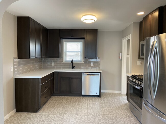 Granite counters, tile backsplash and floor, stainless appliances - 418 Sunnyside Ln