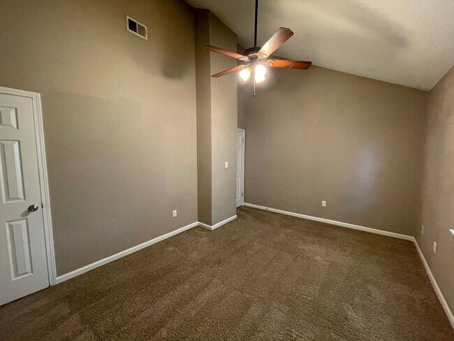 Foto del edificio - PRE-LEASING AUGUST 7TH, 2026! 1/2 OFF DEPOSIT SPECIAL!