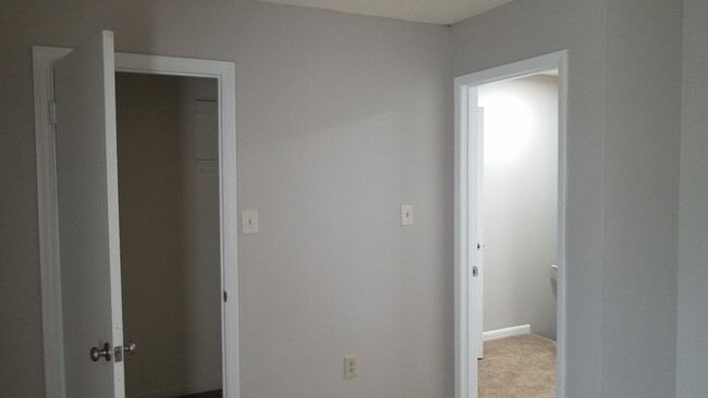 Building Photo - 2 Bedroom/1.5 bath Townhome