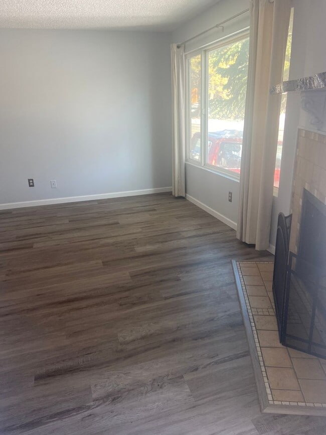 Building Photo - Turn key Townhome in Swiss Manor