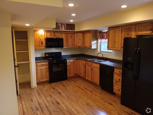 Building Photo - 899 Blennerhassett Hts