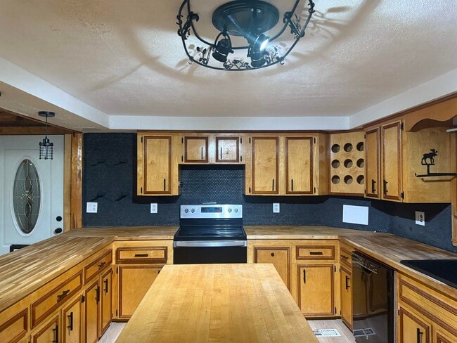 Foto del edificio - 192 Dorrs Corner Rd