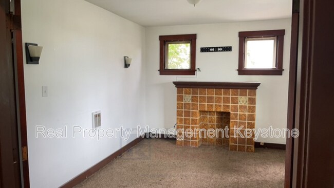 Building Photo - 122 E 16th Ave