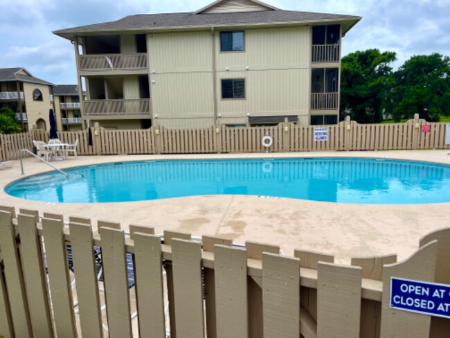 Building Photo - 4105 Pinehurst Cir