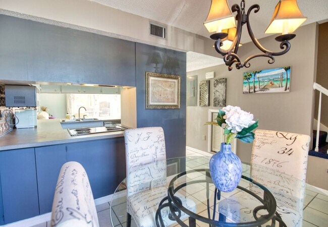 Foto del edificio - Seasonal Short-Term Townhouse on Venice Island close to Venice Beach!
