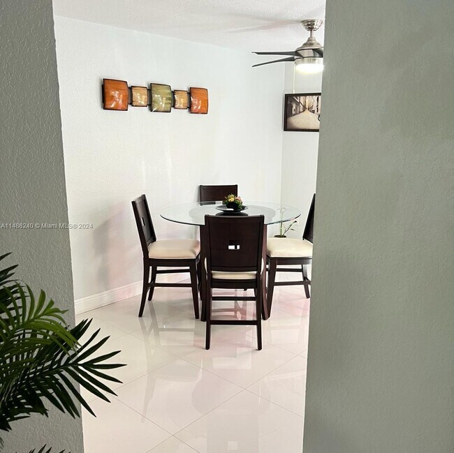 Foto del edificio - 17348 NW 74th Ave