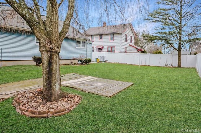 Foto del edificio - 241 Woodbury Rd