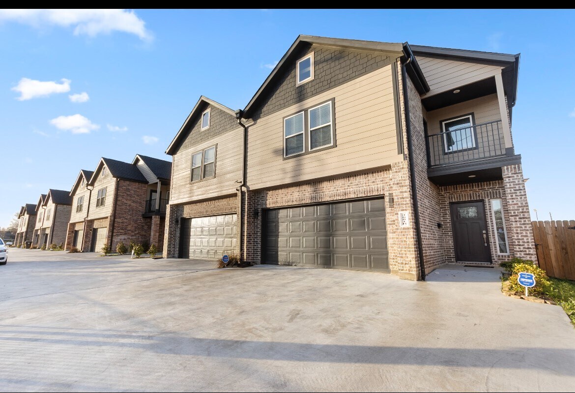 Foto principal - 4681 Bellfort Ave