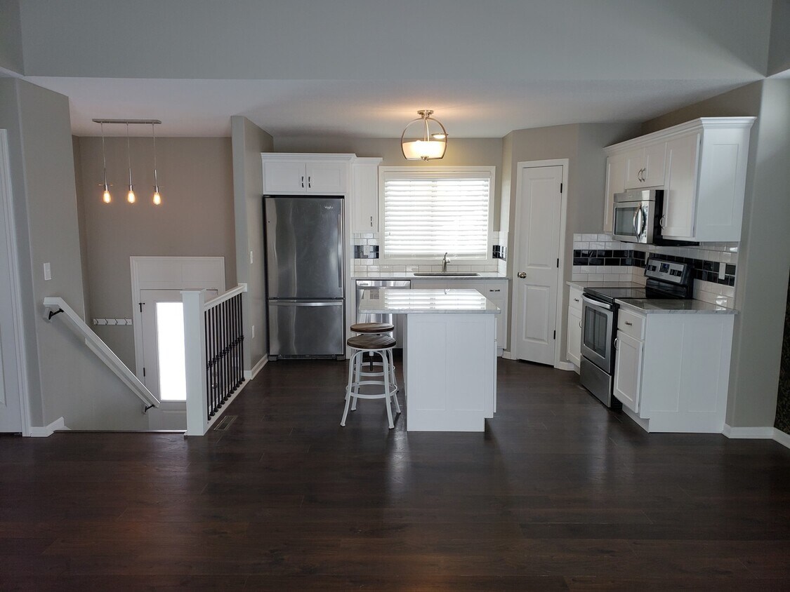 Primary Photo - Cozy West Side Home + 2 Car Garage + Stain...