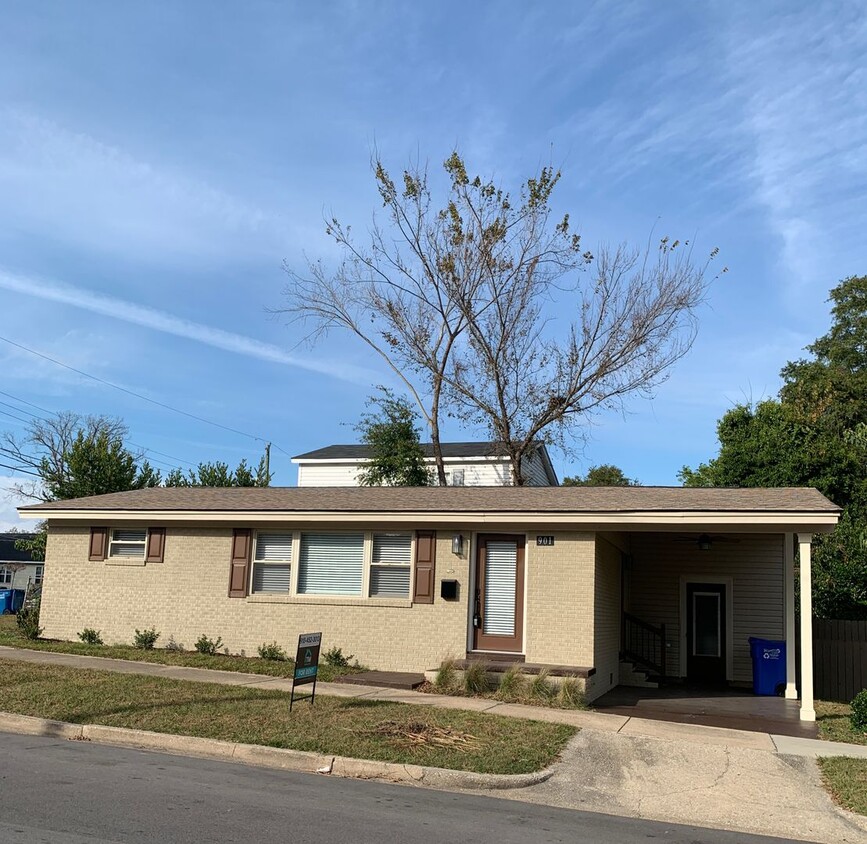 Primary Photo - Updated 3 Bedroom, 1 Bath House Close to t...