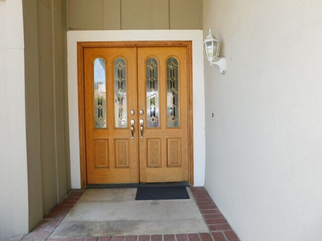 Foto del edificio - Spacious 4 bedroom 2.5 bath two soty house...