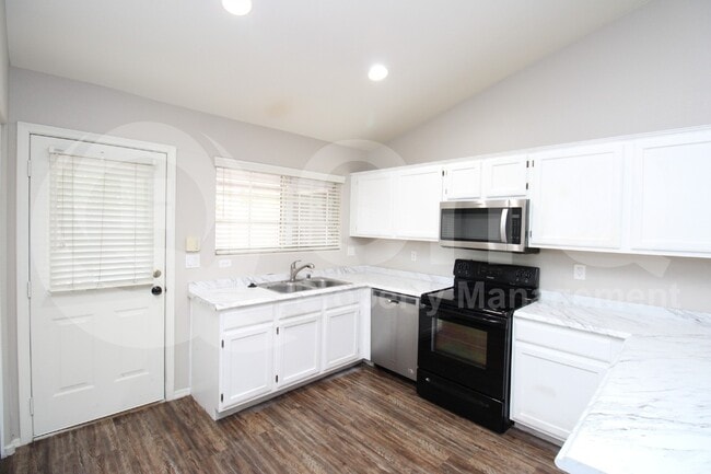 Building Photo - 860 N McQueen Rd