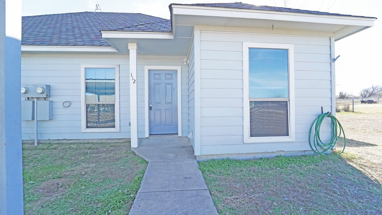 Primary Photo - FOR LEASE! Newly Remodeled 3 BR - 2 BA Dup...