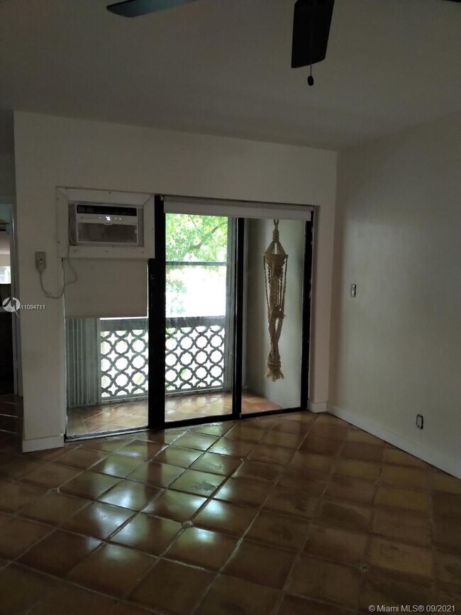 Foto del edificio - 6580 Santona St