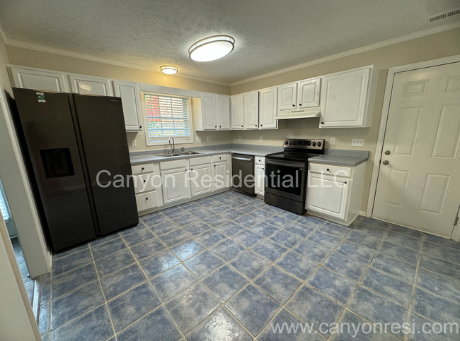 Building Photo - Recently Renovated 3 Bedroom Beautiful home!