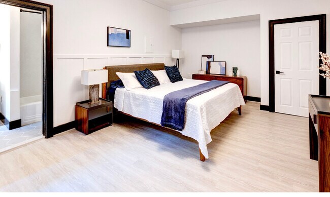 Building Photo - The Suites at 904 Saint Paul