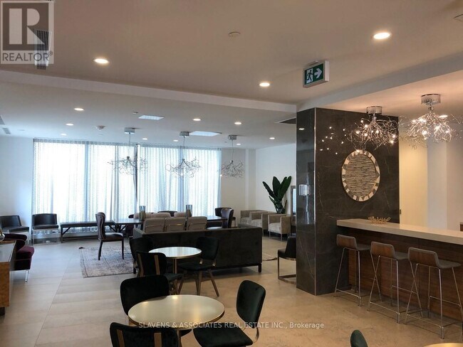 Photo du bâtiment - 56 Forest Manor Rd