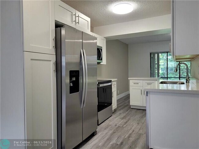 Building Photo - 9847 Riverside Dr