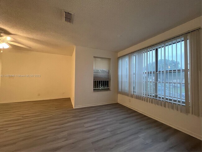 Foto del edificio - 3390 Pinewalk Dr N