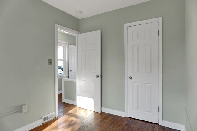 Building Photo - Charming End of Row Townhome