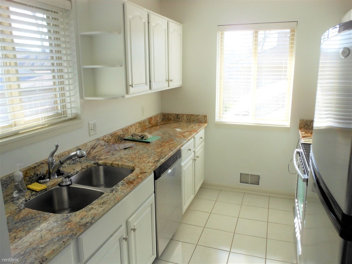 Building Photo - 4 br, 2 bath Townhome - 1414 Traver Rd