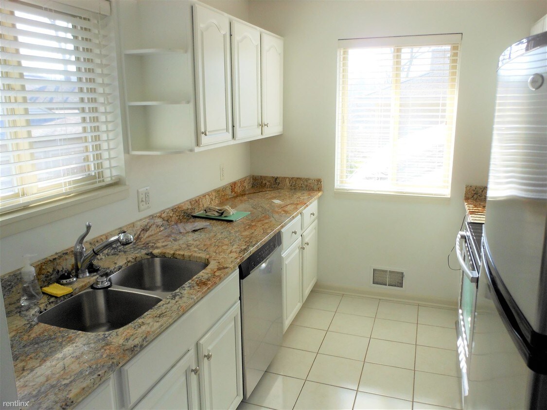 Foto del edificio - 4 br, 2 bath Townhome - 1414 Traver Rd