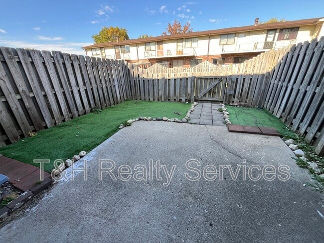 Building Photo - 12 Greenwood Trail S Dr