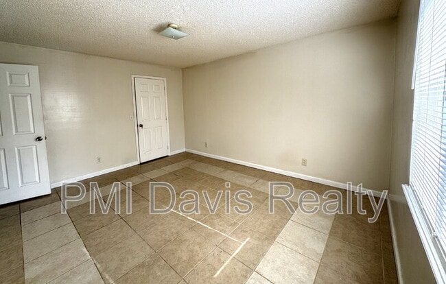 Building Photo - 1845 Lindberg Dr