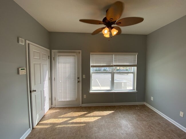 Foto del edificio - Beautiful Townhome located in the Cedar Mill Complex!