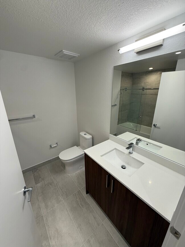 Foto del edificio - 3841 NW 12th St