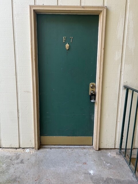 00_Puerta del apartamento - 1208 Bush River Rd