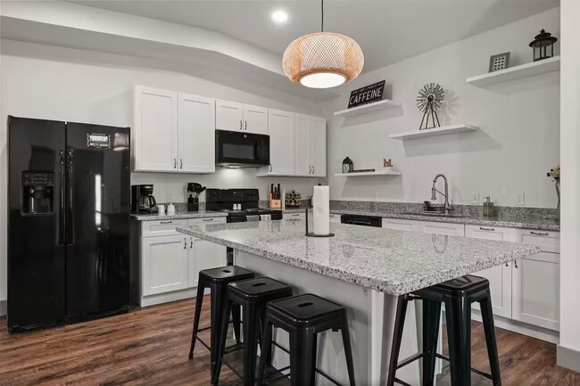 Building Photo - Fully Furnished Rental at Buffalo Springs Lake! All bills paid!