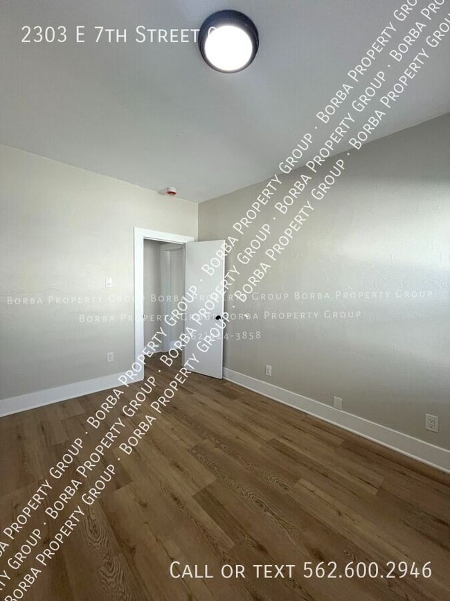 Building Photo - STUNNING 1 BEDROOM & 1 BATHROOM UNIT WITHI...