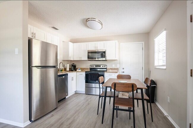 Building Photo - 8713 Overlook Dr