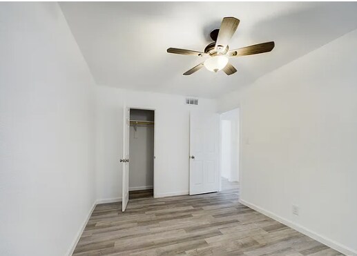 Foto del edificio - 2401 Manor Rd