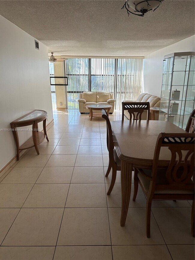 Foto del edificio - 1000 Parkview Dr