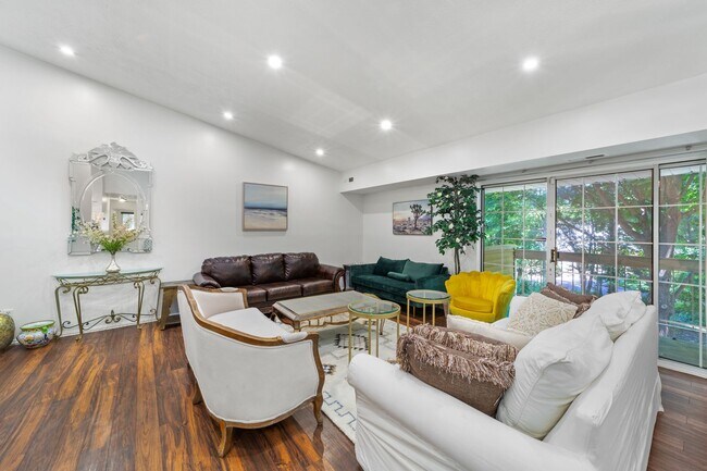 Building Photo - Fully Furnished Westlake Retreat - 2beds /...